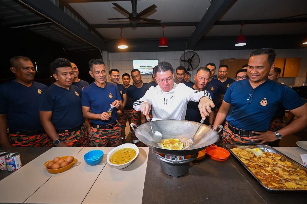 倪可敏大清早亲自拉茶下厨 与消防员共享封斋饭