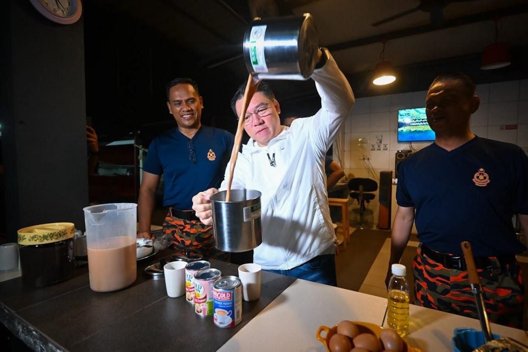 倪可敏大清早亲自拉茶下厨 与消防员共享封斋饭