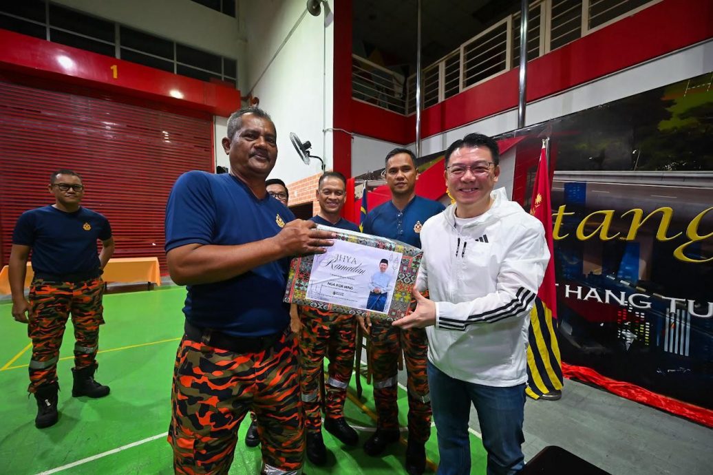 倪可敏大清早亲自拉茶下厨 与消防员共享封斋饭