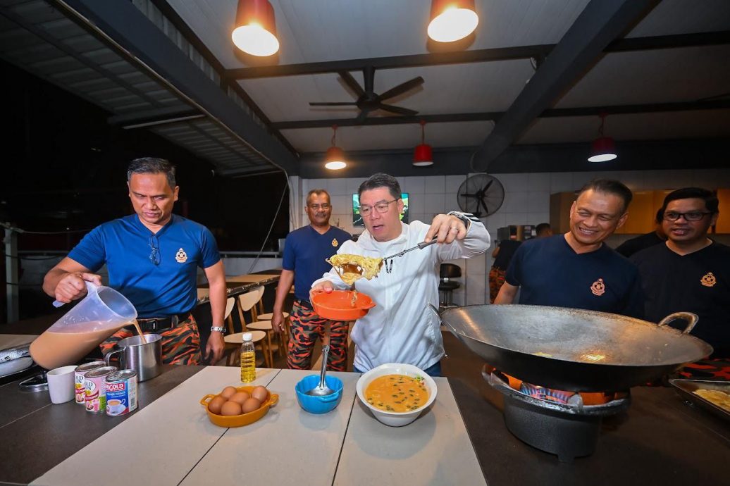 倪可敏大清早亲自拉茶下厨 与消防员共享封斋饭