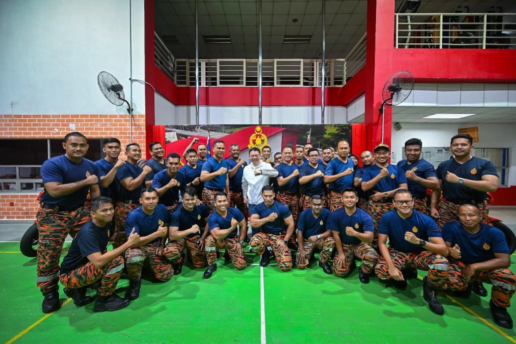 倪可敏大清早亲自拉茶下厨 与消防员共享封斋饭