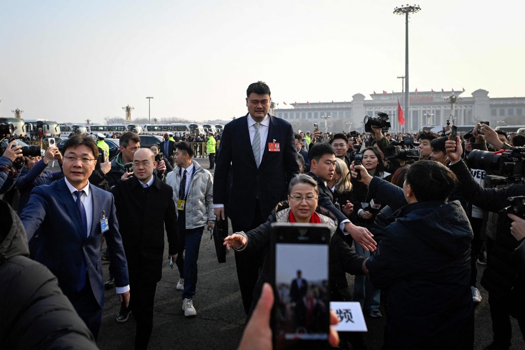 全国人大代表充满信心 “中国很强大”