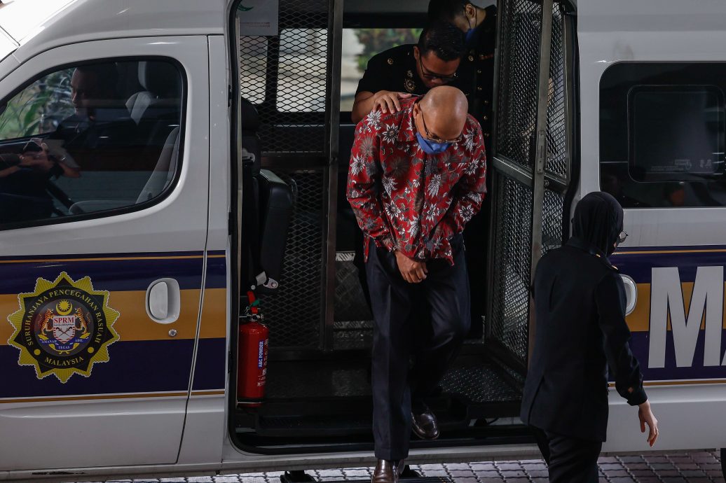 特殊教育学校校长涉获利益被控