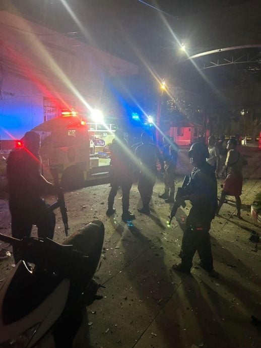 全国:与吉兰丹州只有一河之隔的泰南哥乐镇,昨晚再次发生炸弹爆炸和枪击案。在3个不同地点发生的恐袭事件,已造成2死8伤的惨剧,爆炸巨响甚至传到丹州的兰斗班让区。