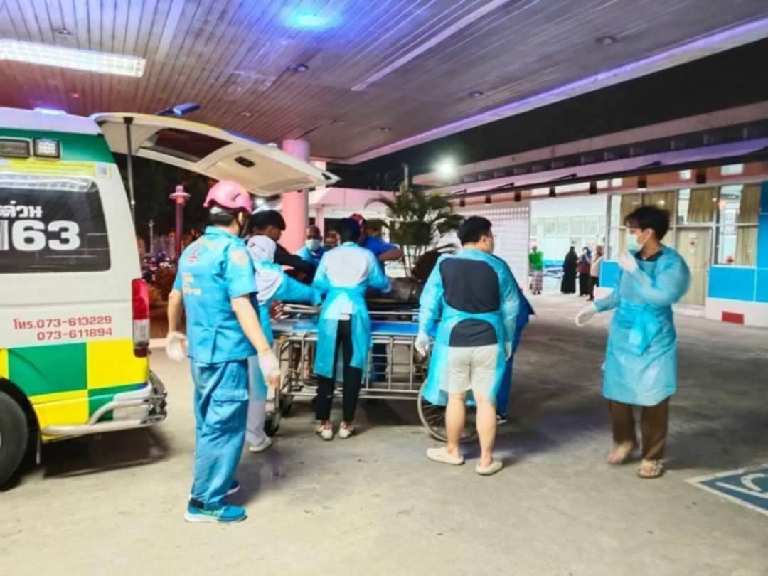 全国：与吉兰丹州只有一河之隔的泰南哥乐镇，昨晚再次发生炸弹爆炸和枪击案。在3个不同地点发生的恐袭事件，已造成2死8伤的惨剧，爆炸巨响甚至传到丹州的兰斗班让区。