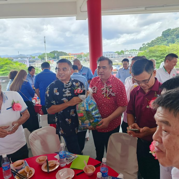 全国：交通部长陆兆福指出，他已指示该部准备有关延长宗教场所租赁铁路保留地期限的文件，以便在今年内带入内阁讨论，寻求内阁同意通过将原本最长3年的期限，延长至30年。