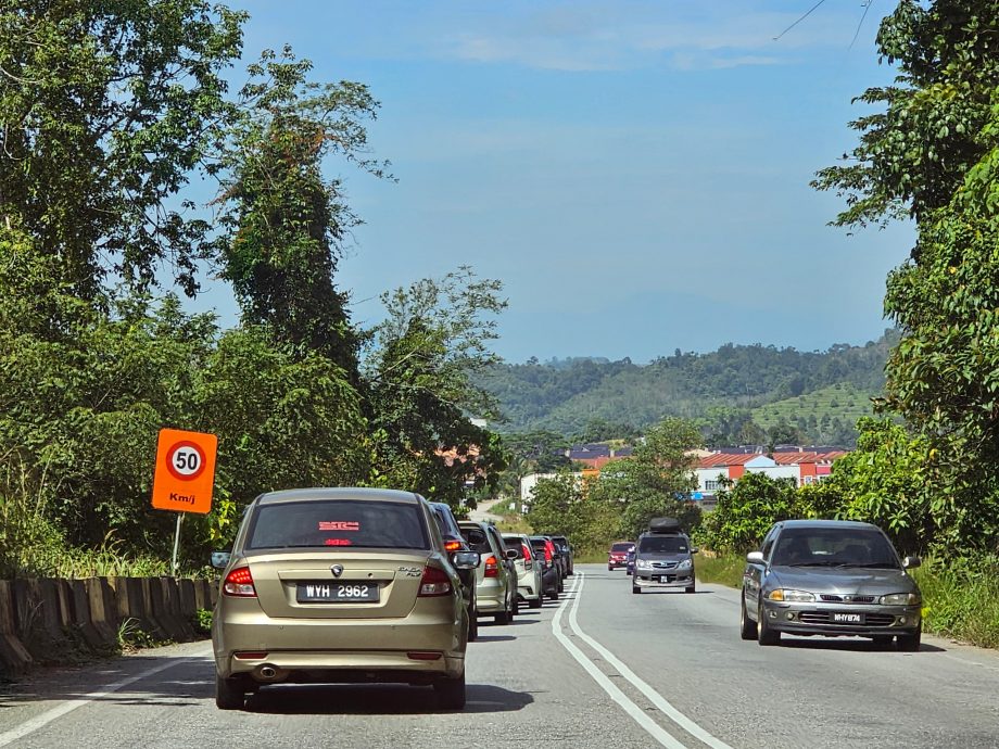 全国:开斋节在即,话望生往来哥打峇鲁路段的车流量开始增加。