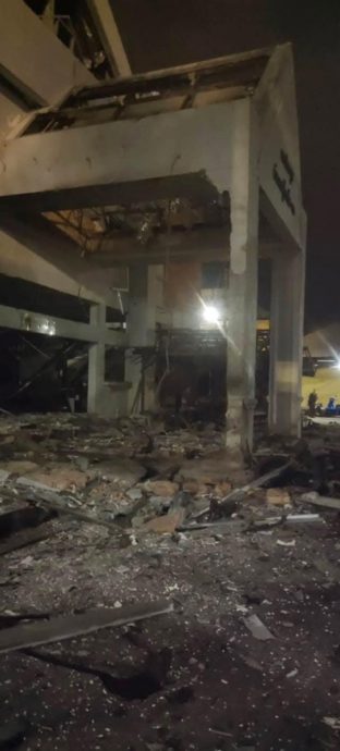 全国:昨晚在泰南哥乐县署办公室外开枪并放置炸弹的袭击者,穿戴女式面纱、黑色长头巾和黑色长裤,以掩人耳目。