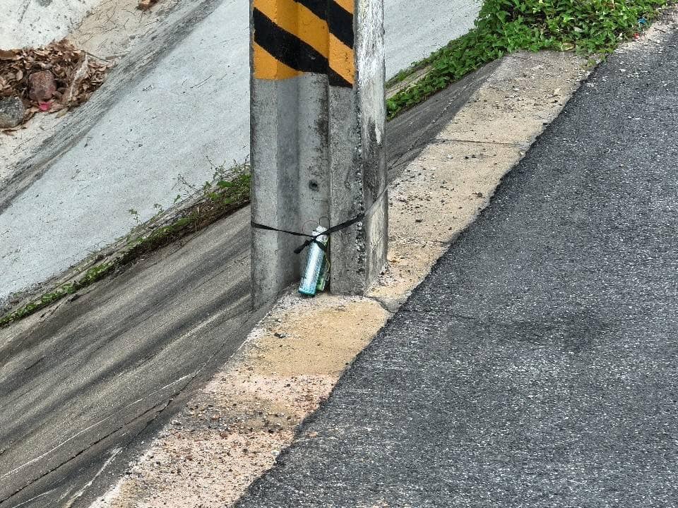 全国：泰南也拉县布迪区的一支电线杆，被人发现在柱杆处绑了疑是爆炸物的可疑物品。接著又在附近2个位置发现类似的装置。