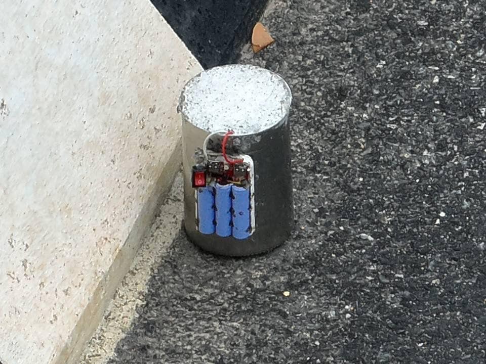 全国：泰南也拉县布迪区的一支电线杆，被人发现在柱杆处绑了疑是爆炸物的可疑物品。接著又在附近2个位置发现类似的装置。