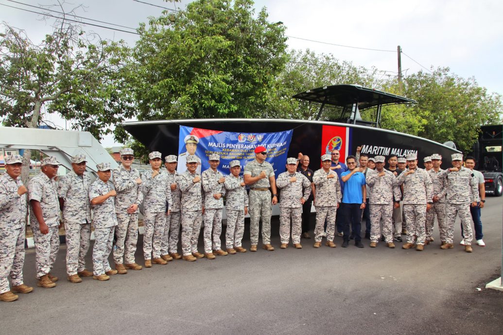 国家元首苏丹依布拉欣赐予一艘高科技高速拦截船，予彭亨海事执法机构。