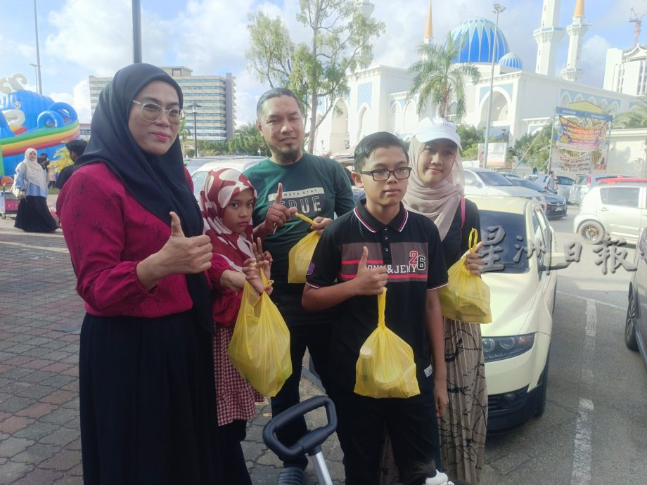 暖势力:一群妈妈志愿者派食物温暖人心 减轻负担