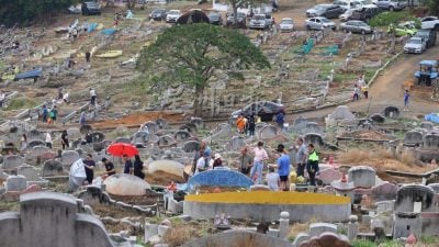 清明将至扫墓人潮增 阵雨不断 仍无阻祭祖心