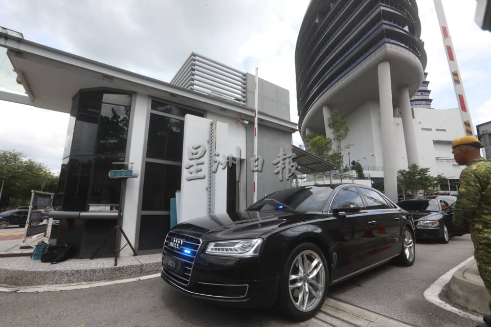 前首相亲信涉贪/录供5小时 依斯迈“3没”离开反贪会