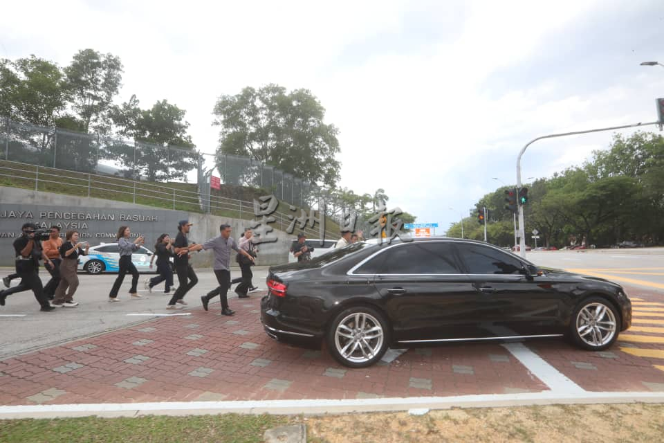 前首相亲信涉贪/录供5小时 依斯迈“3没”离开反贪会