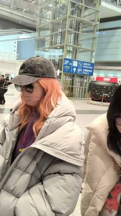 双眼红肿现身北京机场　网忧薛凯琪抑郁症复发