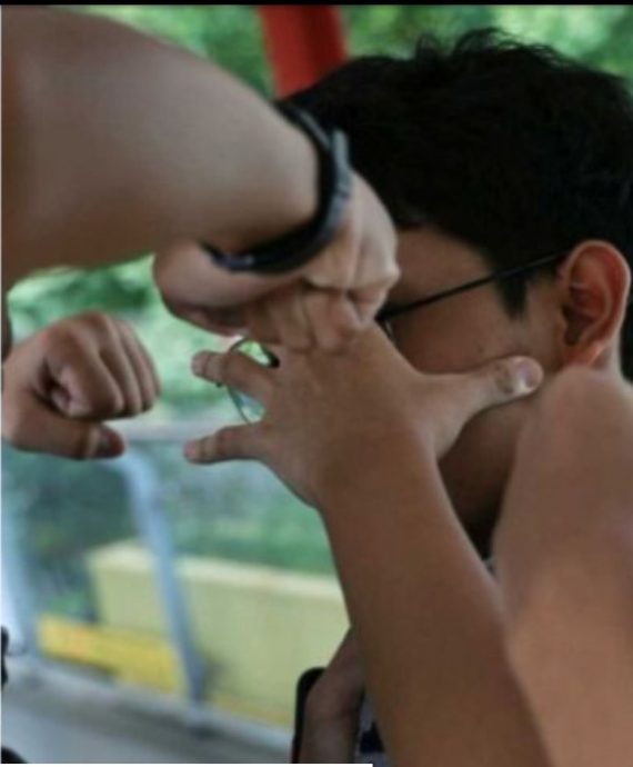 发现儿子偷抽烟　严父香烟头塞他嘴巴