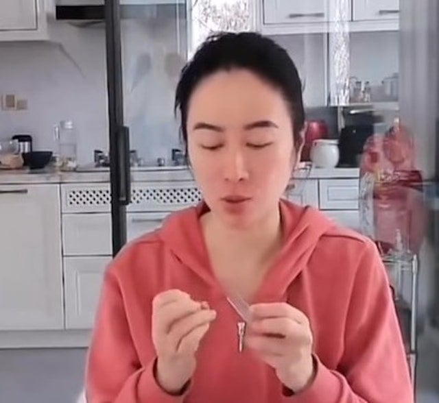 叶璇直播控诉被抢家产 曝保姆离间父女关系 