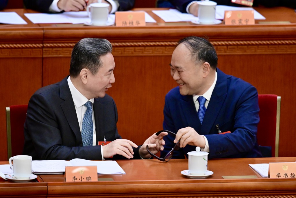 吉利董事长李书福 两会戴AR眼镜脱稿发言