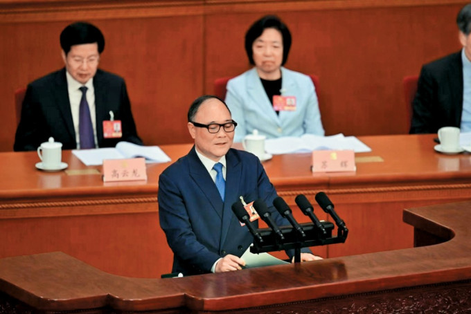 吉利董事长李书福 两会戴AR眼镜脱稿发言