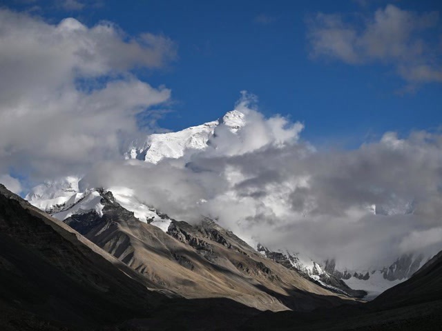 因地震暂停开放的珠峰景区重迎游客
