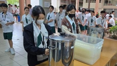 培风食堂阿姨雨天送暖   熬姜汤为师生驱寒