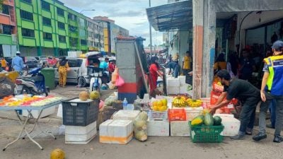 隆市局取缔无照摆摊   3“劳板”摊位充公