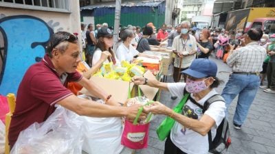 疫后领免费食物老人暴增   关注长者 别让爱流浪 