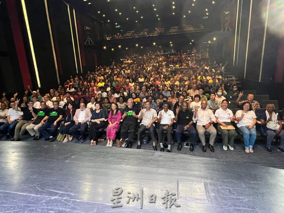 大都会封面副：杨巧双出席纪录片首映