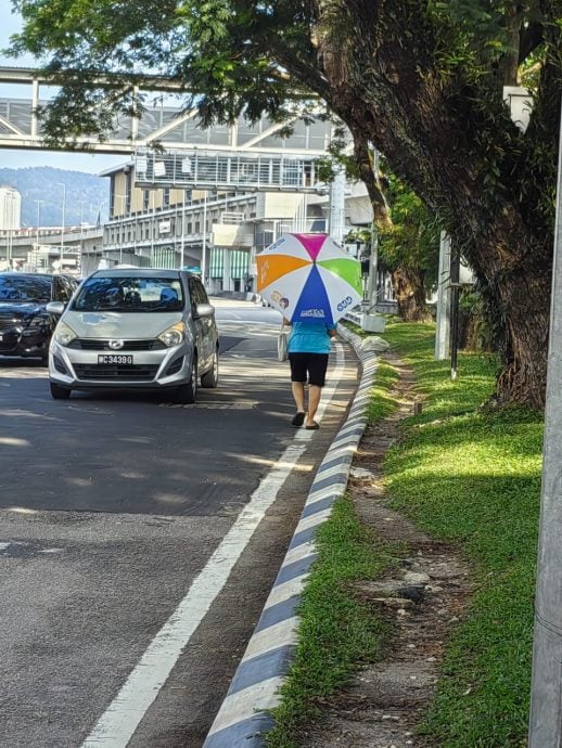 大都会/梁爱君：旧甲洞路斯里德里玛捷运站附近小径 兴建300米凉棚人行道 搭公交的民众摆脱热晒雨淋的日子