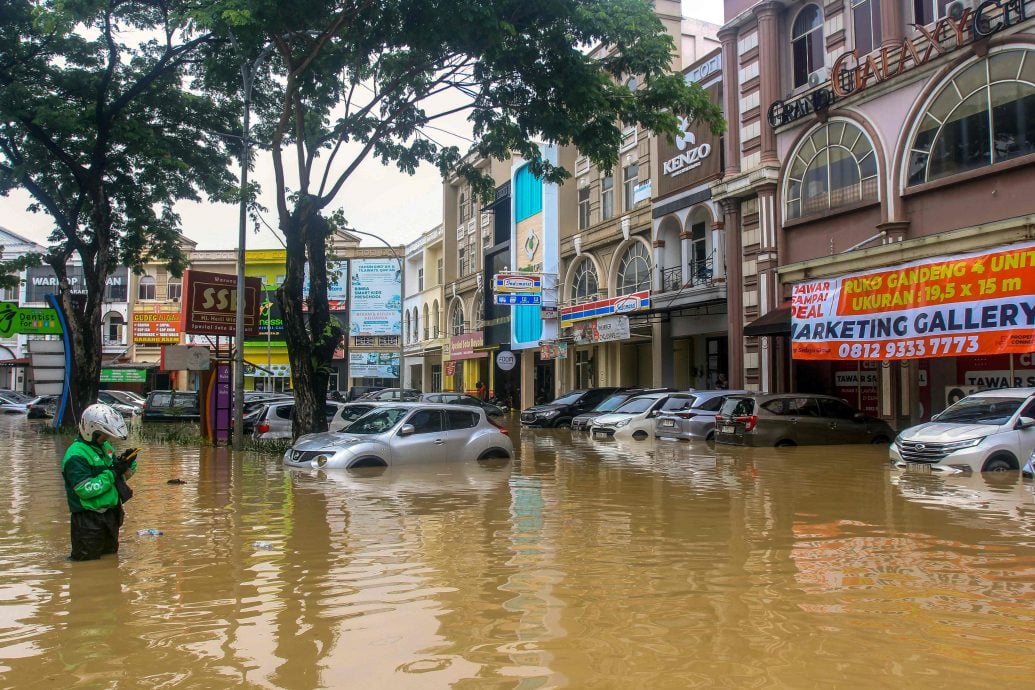 大雅加达地区暴雨水淹最高8公尺 逾万人撤离