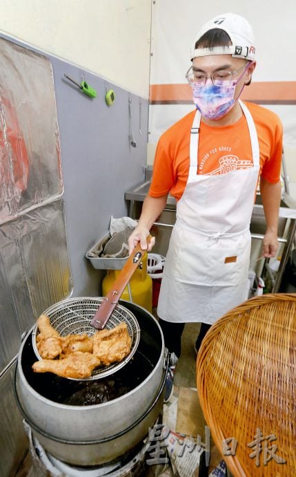 大霹雳封底主文／【人气美食】／设计师卖炸鸡逆袭人生 炸鸡滑嫩多汁口感十足 