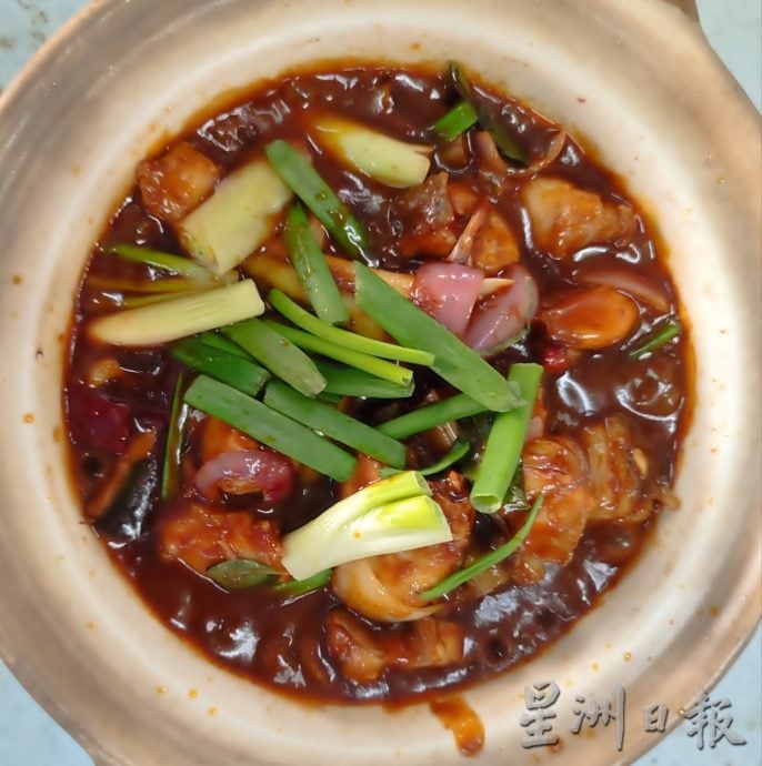 大霹雳封底主文／【人气美食】／阿妹海鲜肉骨茶真棒 渔村上岸海鲜添美味