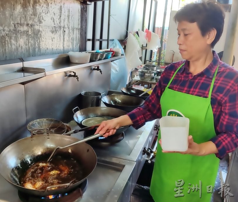 大霹雳封底主文/【人气美食】/阿妹海鲜肉骨茶真棒 渔村上岸海鲜添美味