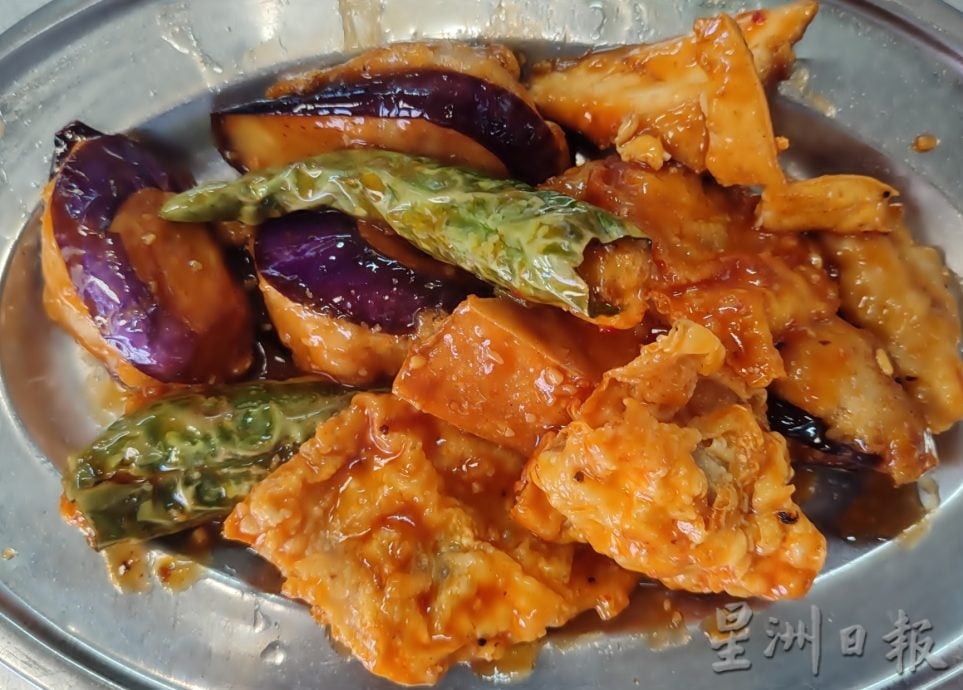 大霹雳封底主文／【人气美食】／阿妹海鲜肉骨茶真棒 渔村上岸海鲜添美味