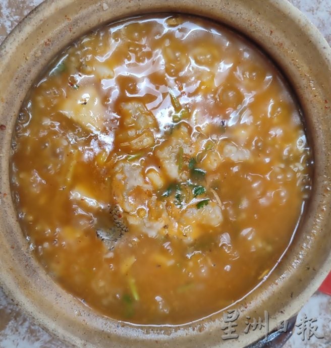 大霹雳封底主文／【人气美食】／阿妹海鲜肉骨茶真棒 渔村上岸海鲜添美味