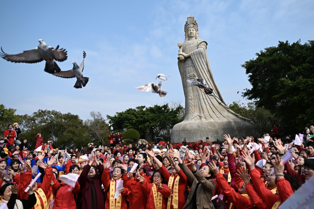 天下事主文)中国军方警告台独:闹得越欢脖子上绳索会勒得越紧