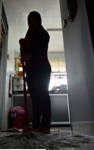 女子为陪丈夫孩子要辞职