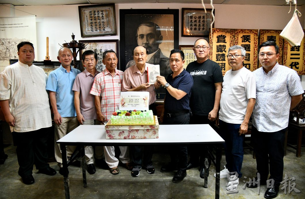 孙中山曾外孙王祖耀访乌鲁冷岳社区文物馆