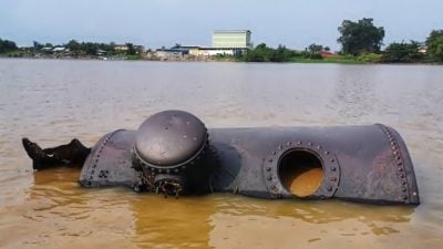 安顺河底百年大铁块 每月大潮露出2次