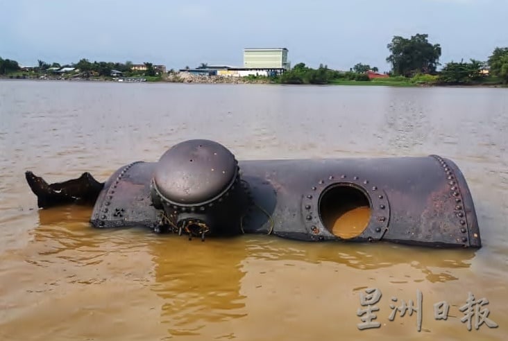 安顺河底百年大铁块 每月大潮露出2次