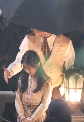 小女孩险被片场道具撞上 丁禹兮再出手救人