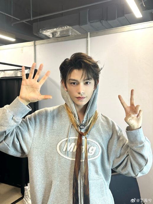 小女孩险被片场道具撞上 丁禹兮再出手救人