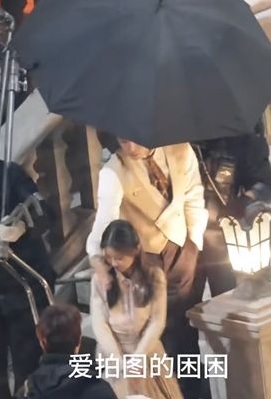 小女孩险被片场道具撞上 丁禹兮再出手救人