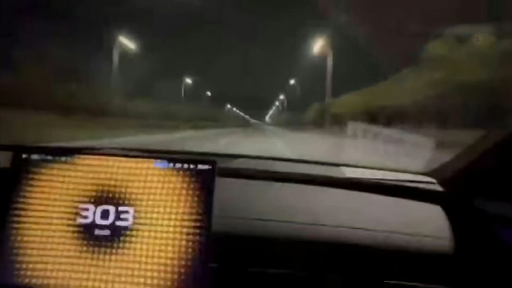 小米SU7 Ultra车主深夜试车 17秒时速飙破300