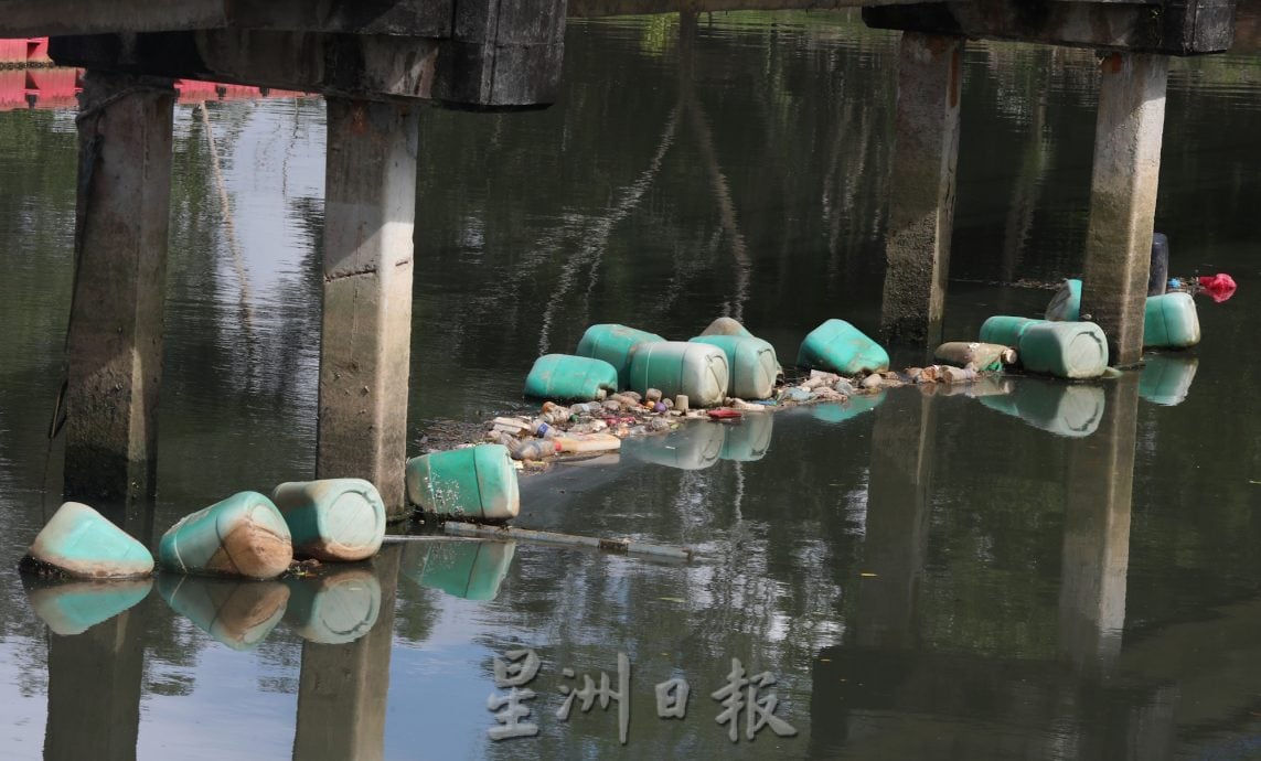 *已签发* 柔：封面：民生特工队：马西河“黑河”危机：化粪池故障污水入河，渔村生计受重创