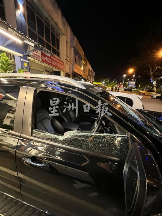 *已签发* 柔:年轻男子坐车内遭围攻 挡风玻璃破手部受伤