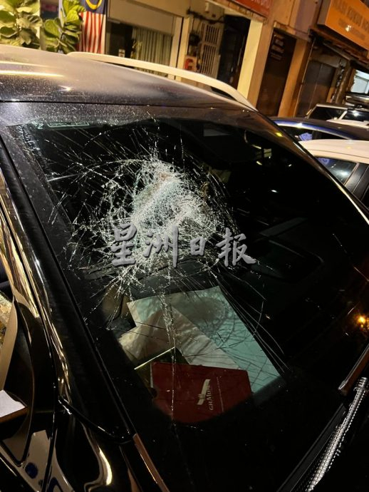 *已签发* 柔:年轻男子坐车内遭围攻 挡风玻璃破手部受伤
