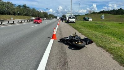 摩托车疑失控撞路障后翻覆  30岁骑士当场死亡