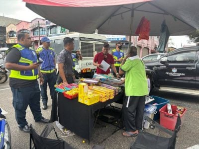 3商家违规售烟花爆竹 遭笨珍市议会充公